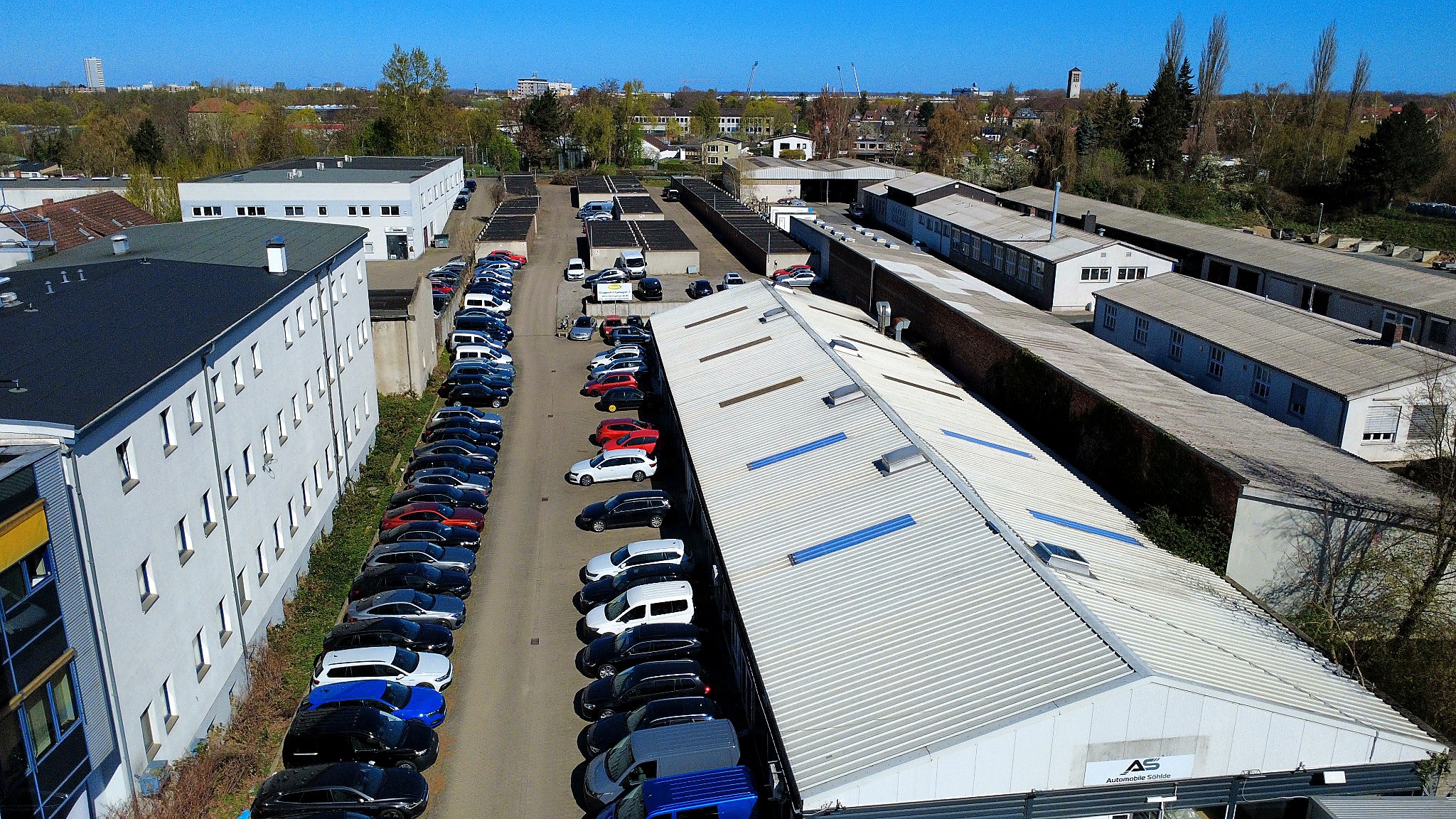 Drohnenansicht des Garagenhofs mit Hallen und Stellflächen